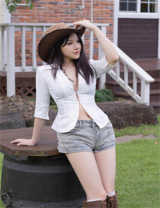 三位女性